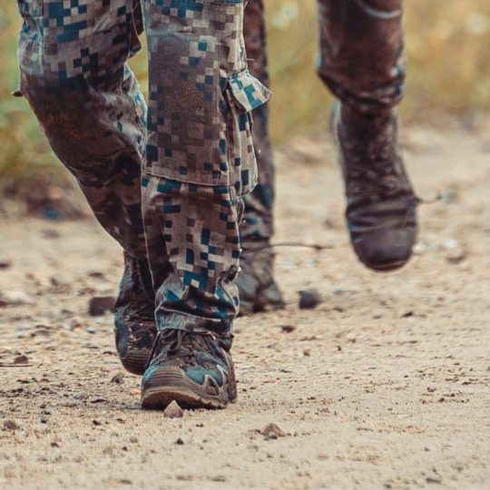 Karavīrs Lowa armijas zābakos. Slapji apavi var būt normāla dienesta sastāvdaļa. Svarīgi, lai tie ātri žūst. Foto avots: Armīns Janiks, Latvijas armijas Flickr konts