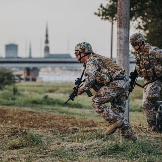 Latvijas armijas karavīrs formas tērpā